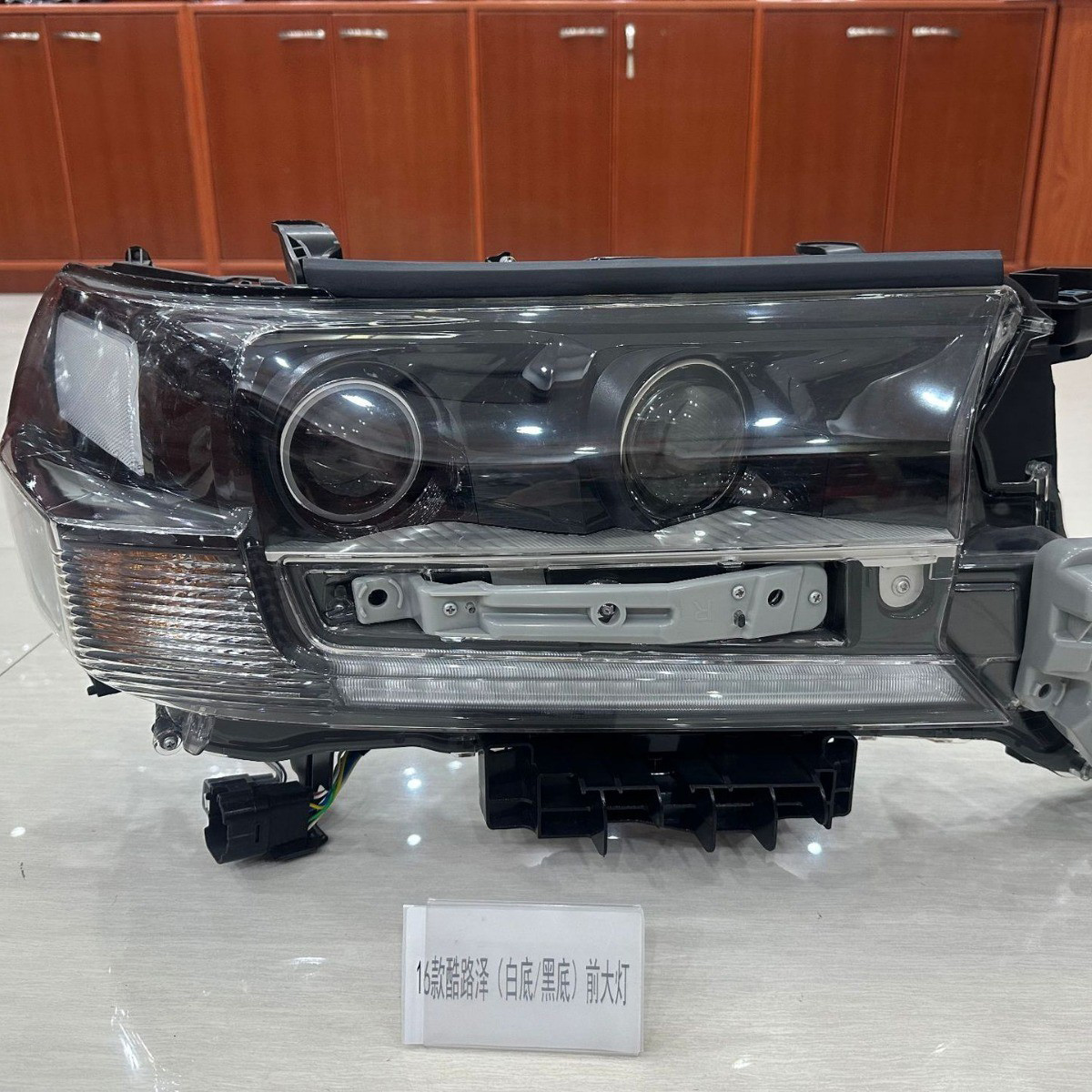 For Toyota 2016 Land Cruiser Headlight Halogen White/Black Base OEM: 81106-60K52 81105-60K52