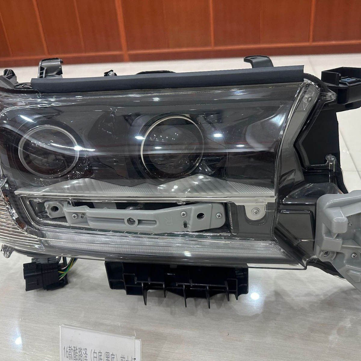 For Toyota 2016 Land Cruiser Headlight Halogen White/Black Base OEM: 81106-60K52 81105-60K52