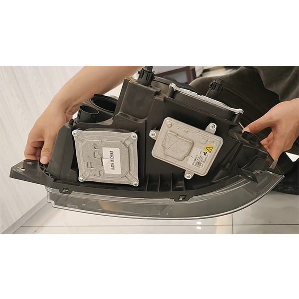 For 2010 Land Rover Range Rover Vogue front headlight OEM: LR010819 LR010825